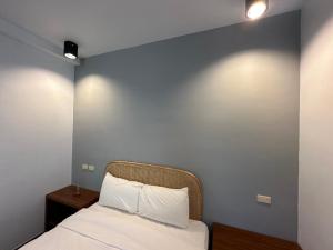 Postel nebo postele na pokoji v ubytování Snore Inn