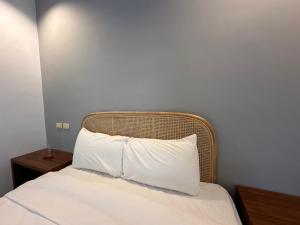 Postel nebo postele na pokoji v ubytování Snore Inn