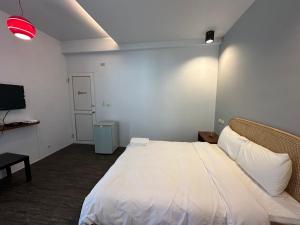 Postel nebo postele na pokoji v ubytování Snore Inn