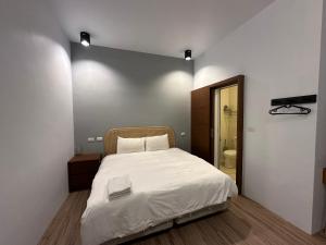 Postel nebo postele na pokoji v ubytování Snore Inn
