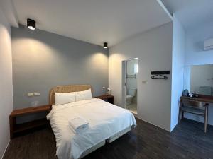 Postel nebo postele na pokoji v ubytování Snore Inn