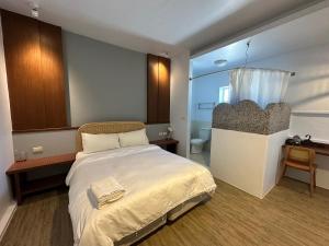 Postel nebo postele na pokoji v ubytování Snore Inn