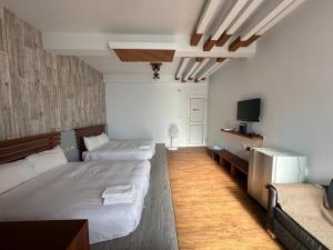 Postel nebo postele na pokoji v ubytování Snore Inn