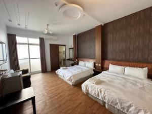 Postel nebo postele na pokoji v ubytování Snore Inn