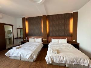 Postel nebo postele na pokoji v ubytování Snore Inn