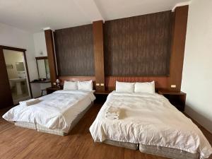 Postel nebo postele na pokoji v ubytování Snore Inn