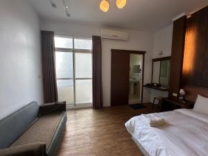 Postel nebo postele na pokoji v ubytování Snore Inn