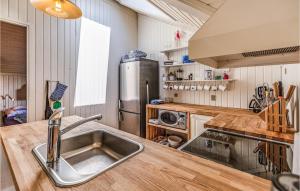Køkken eller tekøkken på Cozy Home In Sklskr With Kitchen