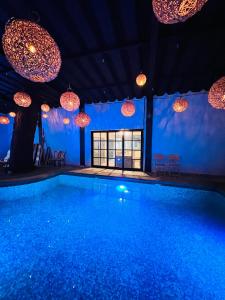 een groot zwembad met verlichting en kroonluchters bij el nogal in Piedras Negras