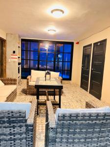 een woonkamer met een tafel en stoelen en een bank bij el nogal in Piedras Negras