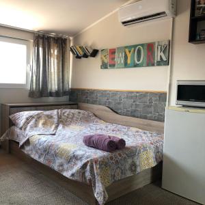 ein Schlafzimmer mit einem Bett mit einem Kissen darauf in der Unterkunft Central Apartment in Sofia