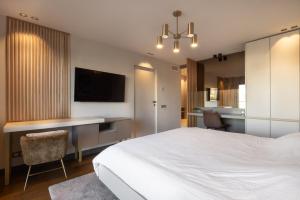 Dormitorio con cama, escritorio y TV en Suite Flat Ardisson - Luxury apartment en Antibes