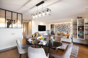 comedor y sala de estar con mesa y sillas en Suite Flat Ardisson - Luxury apartment en Antibes