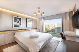 Un dormitorio con una cama grande y una ventana en Suite Flat Ardisson - Luxury apartment en Antibes