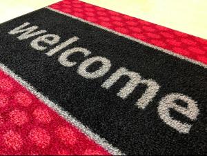 un tapis noir et rouge avec le mot opération dans l'établissement Suburban Studios by Choice Hotels- All American Staff - Ultra Sparkling - In-Room Kitchens - Sparkling Rooms - I-95 - Exit 36 - Special Rates - Smoking and Non Smoking Rooms - Stay & Save Today, à Brunswick