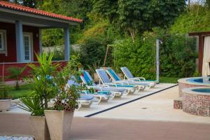 una fila de sillones azules y blancos en un patio en 4 bedrooms villa with private pool jacuzzi and terrace at Rebordoes Souto, en Rebordões