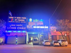 Hương HóaにあるCHUNG BẰNG MOTELの建物前に停車する車両群