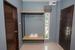 una habitación con un banco con zapatos blancos. en No89BoutiqueHotel, en Ban Khao Din 3 fotos más