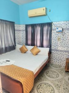 Кровать или кровати в номере Sri Kanya Residency, Srikalahasti