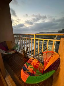 - Balcón con 2 sillas y sombrilla en Apartamento en el Norte de Barranquilla- Amoblado, en Barranquilla