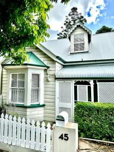 una cerca blanca frente a una casa en Charming heritage house in the heart of the city en Brisbane