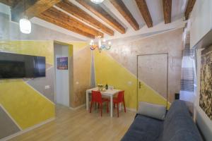 uma sala de estar com uma mesa e um sofá em Ca' Spritz - Home em Veneza