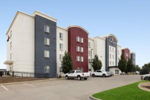 un gruppo di edifici con auto parcheggiate in un parcheggio di Candlewood Suites Sioux Falls, an IHG Hotel a Sioux Falls