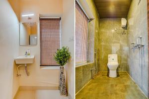 uma casa de banho com um WC e um lavatório em FabHotel Olive Stay Inn em Nagpur