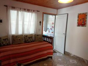 1 dormitorio con cama, ventana y puerta en Hospedaje La Ushuta Negra in 