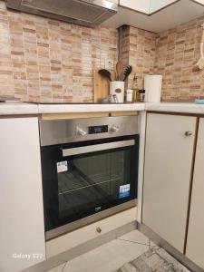 La cuisine est équipée d'un four. dans l'établissement George's Apartment, à Vólos 8 autres photos