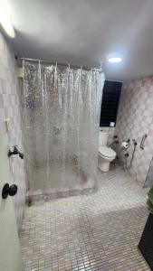 bagno con doccia e servizi igienici di Home sweet home 3BHK a Mumbai