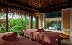 Zimmer mit 2 Betten und einem Bad mit Fenster in der Unterkunft Hard Rock Hotel Penang in Batu Feringgi