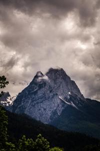 une montagne enneigée sous un ciel nuageux dans l'établissement Bio Ferienwohnungen im Lieblingsort 1868, à Garmisch-Partenkirchen