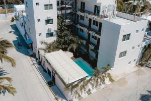 una vista aérea de un edificio con piscina en Guitarra Inn, en Puerto Escondido