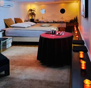 Tempat tidur dalam kamar di BeautyD Familie- of gezinskamer JUNIOR-SUITE centrum Gullegem