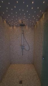 Kamar mandi di BeautyD Familie- of gezinskamer JUNIOR-SUITE centrum Gullegem