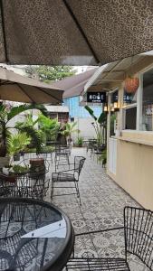 eine leere Terrasse mit Stühlen und Tischen in einem Restaurant in der Unterkunft Down South Hostel in Cebu City