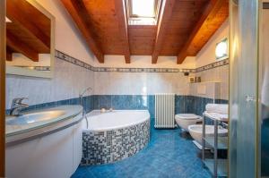 ein Badezimmer mit einer Badewanne, einem WC und einem Waschbecken in der Unterkunft Art Music House Lake Como Dongo in Dongo