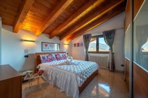 - une chambre avec un lit et un plafond en bois dans l'établissement Art Music House Lake Como Dongo, à Dongo
