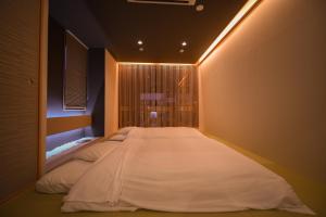 um quarto com uma cama grande num quarto em Ryo An em Otaru