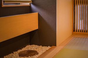 eine Ecke eines Zimmers mit einem Felsen auf dem Boden in der Unterkunft Ryo An in Otaru