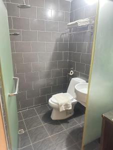 Ένα μπάνιο στο KINGSMAN BOUTIQUE HOTEL