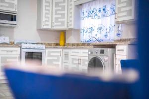 Köök või kööginurk majutusasutuses Royal Bliss Apartment Suites