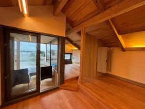 uma sala de estar com vista para um quarto com portas de vidro em Nonpura　VACATION VILLA　iriomote em Iriomote