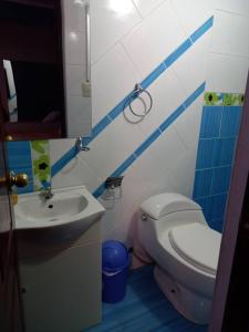 łazienka z toaletą i umywalką w obiekcie Hospedaje TOSCANO SUITES w mieście Huancayo
