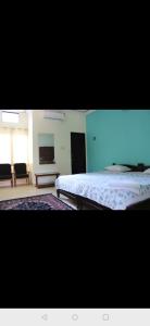 - une chambre avec un lit et une chambre avec une télévision dans l'établissement Hotel Third Eye, à Pushkar