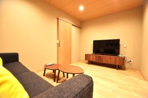 Tamatsukan 玉津館, Detached Hse, JR Tsuruhashi 7min, Kansai Airport 關西空港 57 mins, Namba 6 mins, Nihonbashi 4 mins, Universal Studio 37 mins, Nara 30 mins, Early Check In的电视和/或娱乐中心