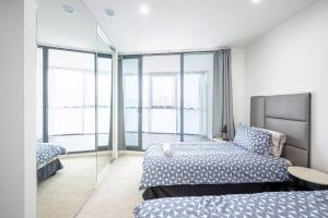 En eller flere senge i et værelse på Two bedroom Apartment Next to Canberra Centre + 3 billeder