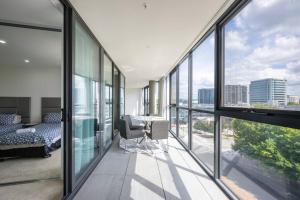 Et opholdsområde på Two bedroom Apartment Next to Canberra Centre