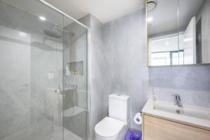 Et badeværelse på Two bedroom Apartment Next to Canberra Centre